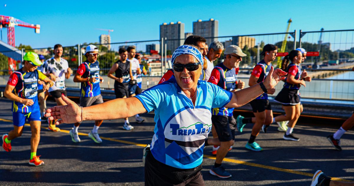 Corredores da Corrida Porto de Leixões 2026 dentro do porto, com as gruas ao fundo